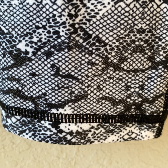 ZYIA Active Cobra Skin Metallic Light &Tight High Rise Capri Leggings. - Picture 8 of 10